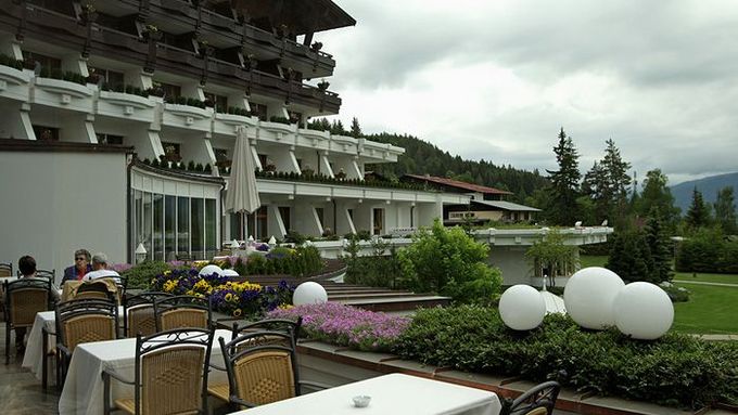 Pád z balkonu hotelu přežilo batole díky pohotové turistce, ilustrační foto