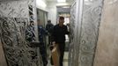 Inmate Boris Kovalyov, 32, walks through a door during his discharge procedure at a high-security male prison camp outside Russia's Siberian city of Krasnoyarsk May 10, 2013. Kovalyov was sentenced to eight years in a high-security prison camp for drug trafficking, but was released two and a half years early, on May 10, 2013, for good behaviour and participation in sports and cultural activities. Before being released, Kovalyov had been serving part of his sentence in high-security male prison camp number 5, intended to house male inmates who have multiple convictions for serious crimes. Prisoners at the facility work in wood and metal processing shops, manufacture furniture, sew clothes and do other kinds of work. They can also take part in educational, sport and cultural programs. Picture taken May 10, 2013. REUTERS/Ilya Naymushin (RUSSIA - Tags: CRIME LAW SOCIETY) ATTENTION EDITORS: PICTURE 28 OF 29 FOR PACKAGE 'INSIDE SIBERIA'S PRISONS' SEARCH 'ILYA PRISON' FOR ALL IMAGES Published: Čer. 19, 2013, 10:05 dop.