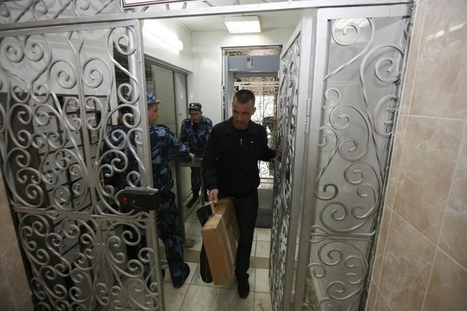 Inmate Boris Kovalyov, 32, walks through a door during his discharge procedure at a high-security male prison camp outside Russia's Siberian city of Krasnoyarsk May 10, 2013. Kovalyov was sentenced to eight years in a high-security prison camp for drug trafficking, but was released two and a half years early, on May 10, 2013, for good behaviour and participation in sports and cultural activities. Before being released, Kovalyov had been serving part of his sentence in high-security male prison camp number 5, intended to house male inmates who have multiple convictions for serious crimes. Prisoners at the facility work in wood and metal processing shops, manufacture furniture, sew clothes and do other kinds of work. They can also take part in educational, sport and cultural programs. Picture taken May 10, 2013. REUTERS/Ilya Naymushin (RUSSIA - Tags: CRIME LAW SOCIETY) ATTENTION EDITORS: PICTURE 28 OF 29 FOR PACKAGE 'INSIDE SIBERIA'S PRISONS' SEARCH 'ILYA PRISON' FOR ALL IMAGES Published: Čer. 19, 2013, 10:05 dop.