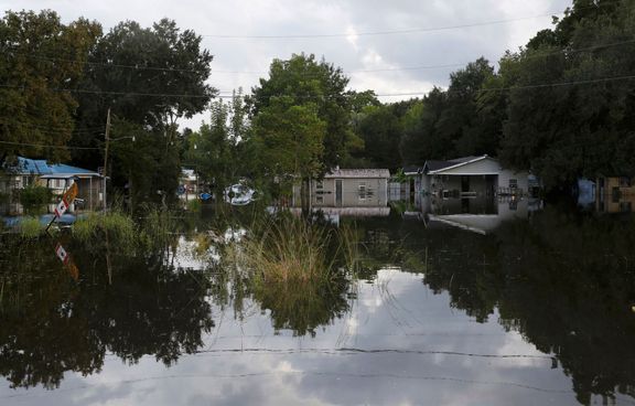 Ze zaplavených domů bylo evakuováno na 30 000 lidí.