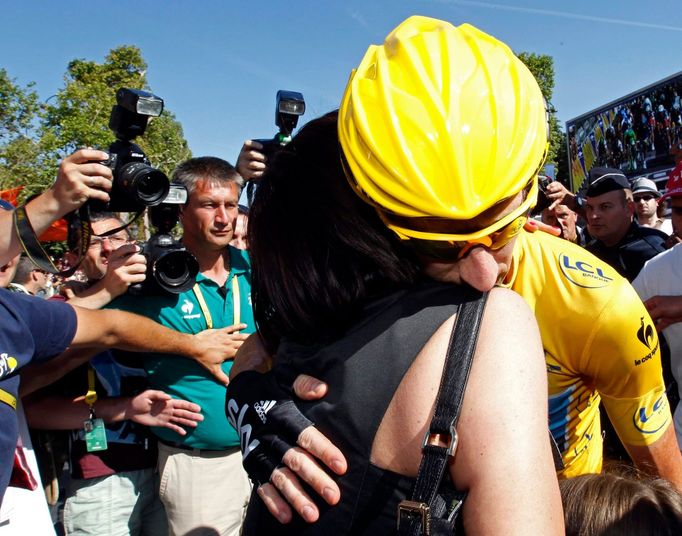 Britský cyklista Bradley Wiggins ze stáje Sky Procycling v cíli poslední 20. etapy Tour de France 2012 se vítá s manželkou Cath.