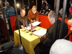Starosta Českého Těšína Vít Slováček a starosta Ciezsyna Bogdan Ficek podepisují v replice tramvaje deklaraci o stavbě nových mostů přes řeku Olši.