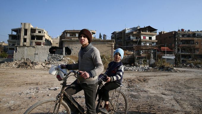 Chlapci v obleženém syrském městě Douma.