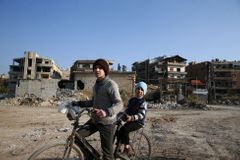 Stovky tisíc civilistů uvázly podle OSN v obléhaných částech Sýrie