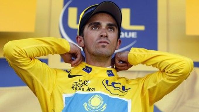 Alberto Contador si v patnácté etapě vybojoval žlutý trikot