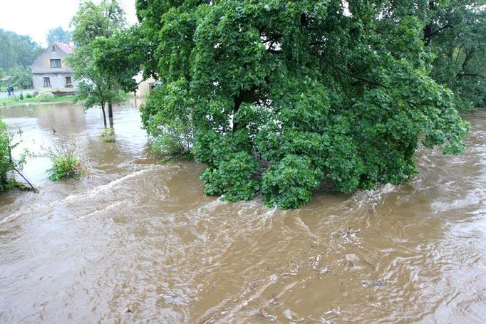 Obec Víska v Libereckém kraji ohrožuje řeka Smědá.