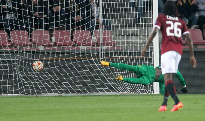 EL, Sparta - Young Boys Bern: Yvon Mvogo (YBB) dostává gól