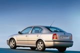 Octavia I doslova "udělala" současné dobré jméno Škody. Na podvozku Volkswagenu Golf vzniklo v roce 1996 velké, přitom pohledné a dobře jezdící auto. Vyráběla se osm let.