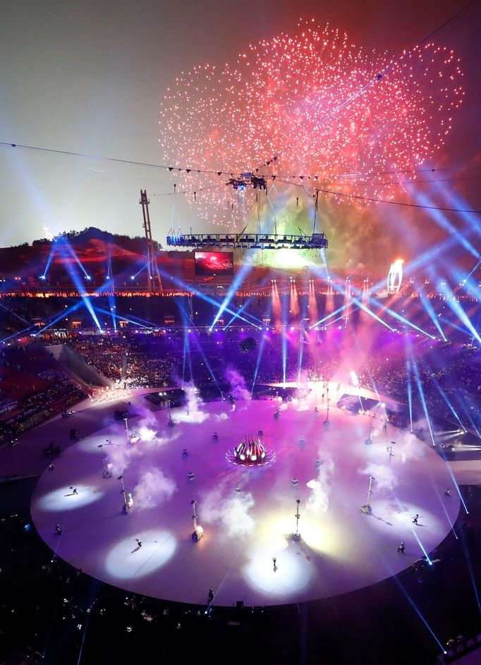 Slavnostní ohňostroj na závěr úvodního ceremoniálu her v Pchjongčchangu 2018