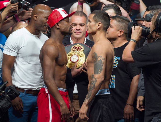 Vážení Floyd Mayweather vs Marcos René Maidana