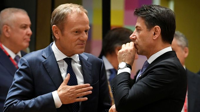 Donald Tusk a italský premiér Giuseppe Conte na summitu v Bruselu.