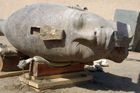 Archeologové objevili obří hlavu Tutanchamonova dědečka
