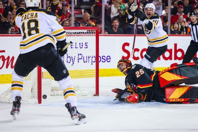 Útočník Bostonu Pavel Zacha poslal puk do branky Calgary, čímž vyrovnal stav utkání na 3:3