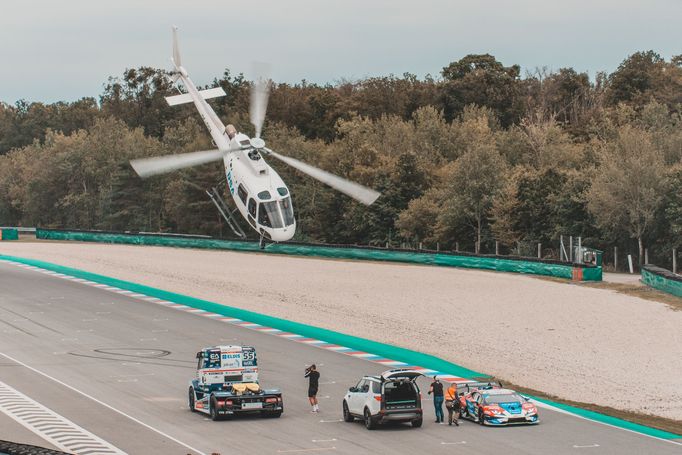 Souboj Lamborghini, Buggyry a vrtulníku na Masarykově okruhu v Brně.