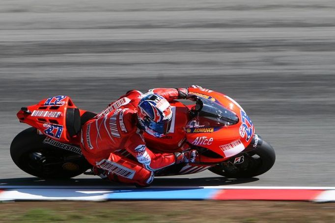 Casey Stoner v sedle Ducati na Masarykově okruhu v Brně.