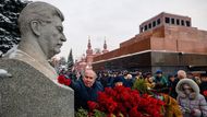 Pokládání květin ke Stalinově hrobu, Rudé náměstí v Moskvě. Stalinova snaha vlastnit jadernou bombu a vyrovnat náskok Spojených států se splnila v roce 1948. Tehdy se uskutečnila první úspěšná zkouška atomové pumy na střelnici v Semipalatinsku v dnešním Kazachstánu.