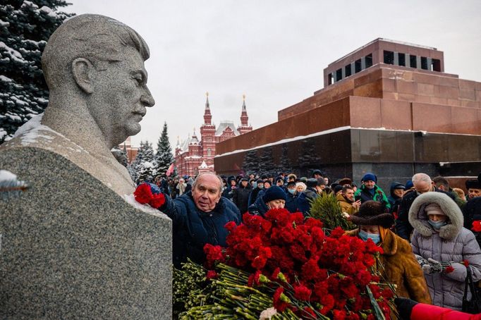 Příznivci ruské komunistické strany pokládají květiny k hrobu zesnulého sovětského vůdce Josifa Stalina v Moskvě. 21. 12. 2023