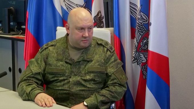 „Situace v Chersonu je pro nás těžká, nevylučujeme ani ta nejtěžší rozhodnutí,“ říká velitel ruských invazních vojsk Sergej Surovikin.