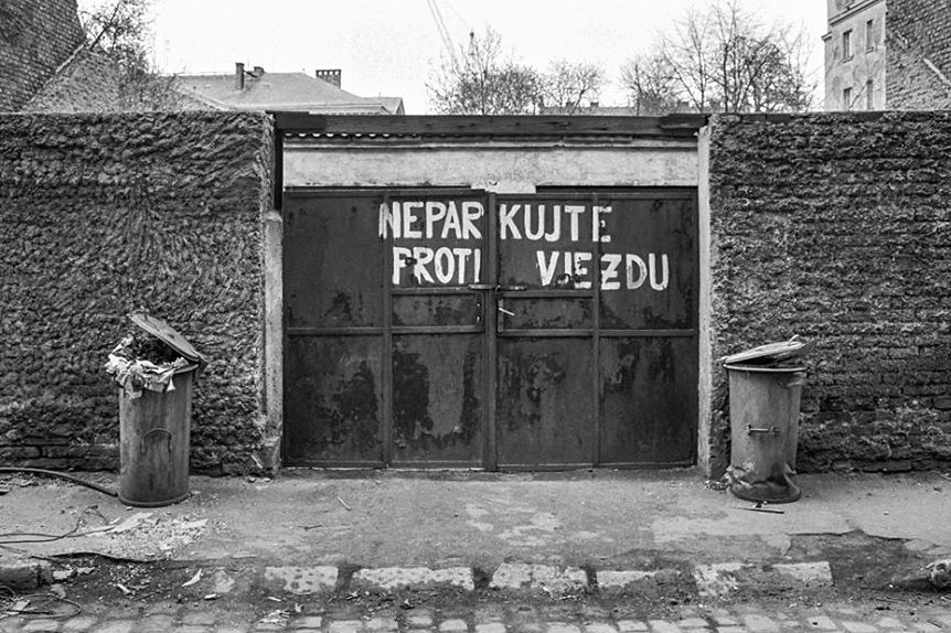 Jednorázové užití / Fotogalerie / Fotograf zachytil, jak komunisté zlikvidovali část pražského Žižkova