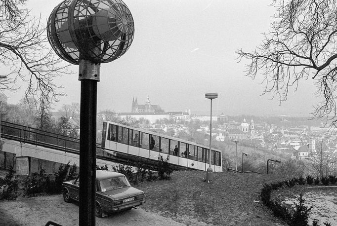 Lanová dráha na Petříně, zastávka Nebozízek, s výhledem na Pražský hrad, rok 1985.