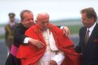 S papežem jako osobní tajemník Dziwisz opakovaně navštívil i Česko. Na snímku s Janem Pavlem II. a prezidentem Václavem Havlem v květnu 1995 na letišti v Ruzyni.