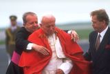 S papežem jako osobní tajemník Dziwisz opakovaně navštívil i Česko. Na snímku s Janem Pavlem II. a prezidentem Václavem Havlem v květnu 1995 na letišti v Ruzyni.