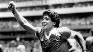 Právě před dvěma lety, ve středu 25. listopadu, jsme se dozvěděli, že zemřel Diego Armando Maradona, kapitán fotbalových mistrů světa z roku 1986 a jeden z nejlepších fotbalistů planety. Projděte si jeho kariéru ve fotogalerii.