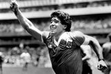 Právě před rokem, ve středu 25. listopadu jsme se dozvěděli, že zemřel Diego Armando Maradona, kapitán fotbalových mistrů světa z roku 1986 a jeden z nejlepších fotbalistů planety. Projděte si jeho kariéru ve fotogalerii.