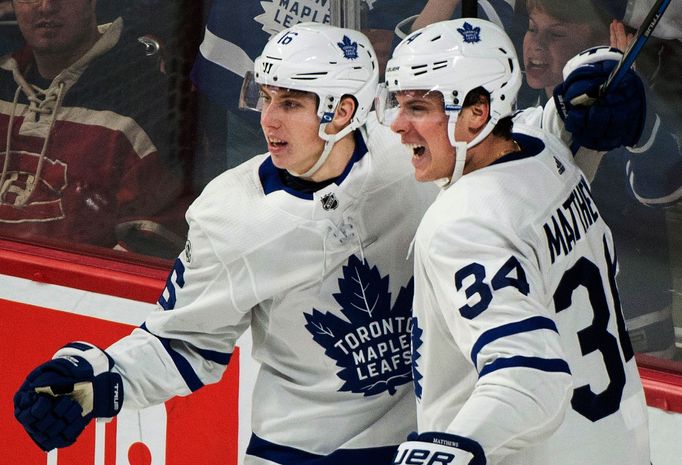 Mitchell Marner a Auston Matthews v dresu Toronta.