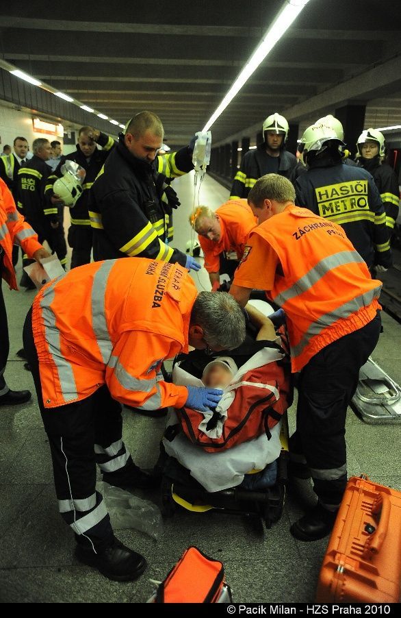 Pád ženy pod metro na Hlavním nádraží