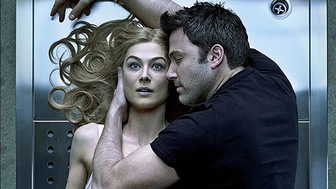 Ben Affleck a Rosamund Pike ve filmu Zmizelá (Gone Girl) od Davida Finchera.