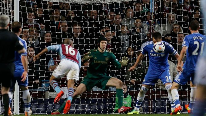 Podívejte se na parádní gól patičkou Fabiana Delpha v sobotním zápase Premier League Aston Villa - Chelsea (1:0), kterým překonal Petra Čecha.