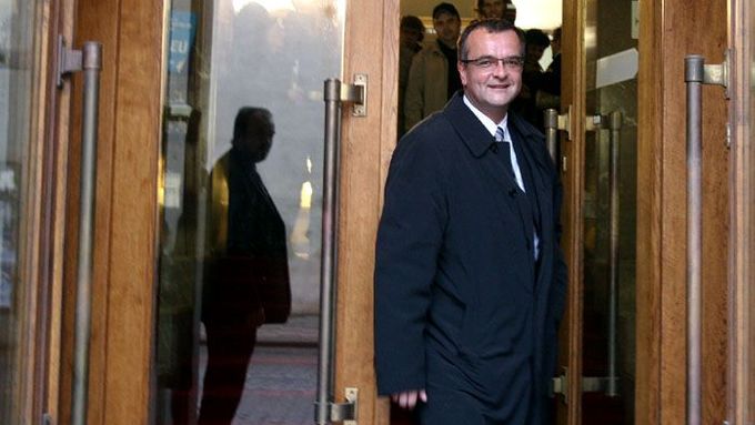 "Já si vyzkouším nejen příchod, ale i odchod z ministerstva," žertoval Miroslav Kalousek, zatímco si krátil třičtvrtě hodinu čekání na příjezd premiéra.