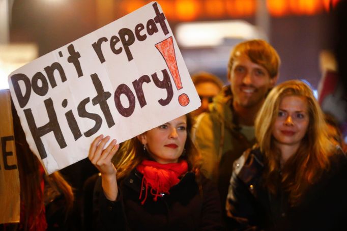 Proti straně AfD v Berlíně protestovaly v den voleb stovky lidí.