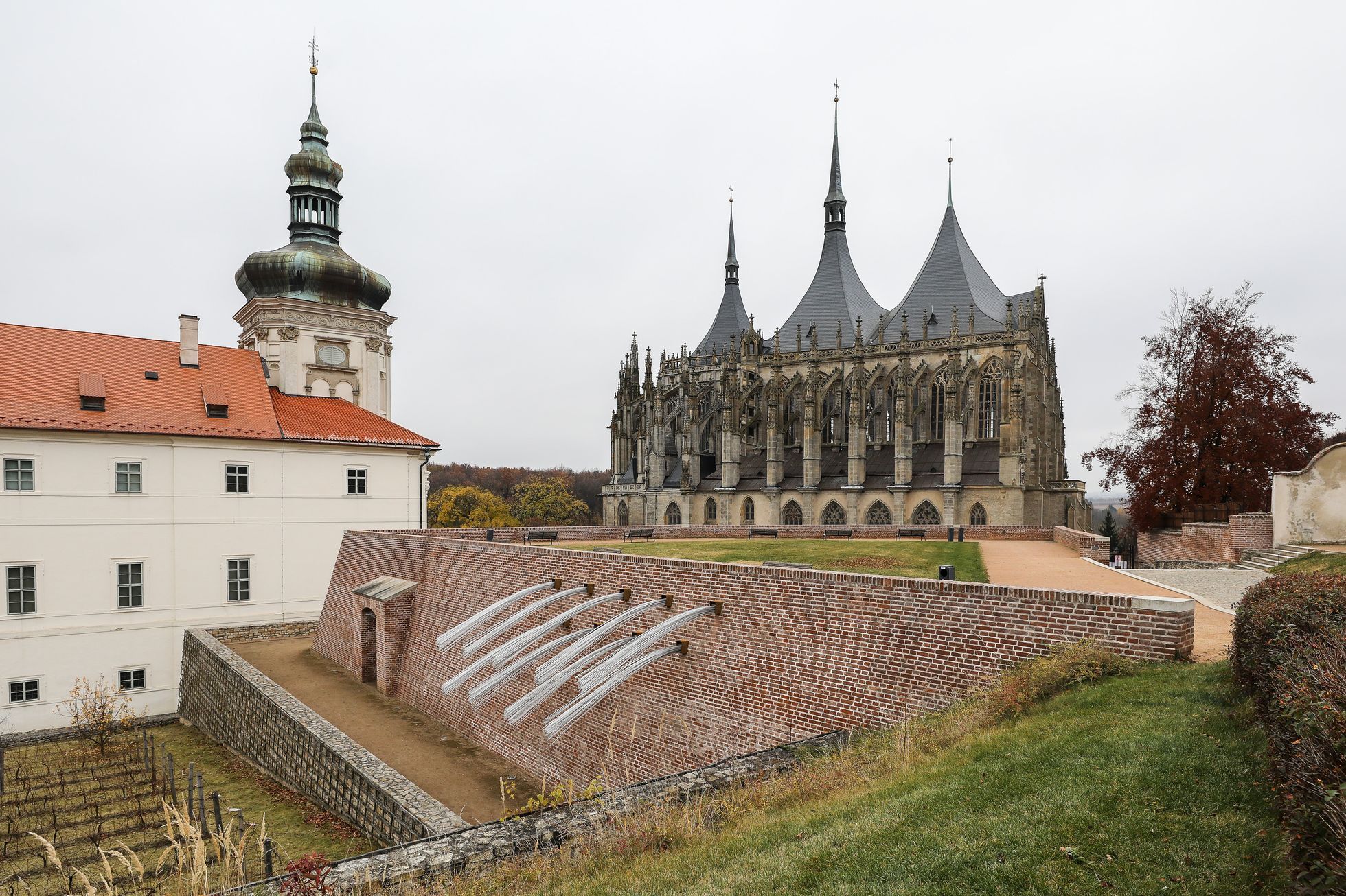 Snesení zvonů z bývalé Jezuitské koleje, Kutná Hora, zvony