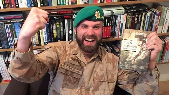Kapitán Pavel Stehlík se svou novou knihou Já, voják v Afghánistánu.