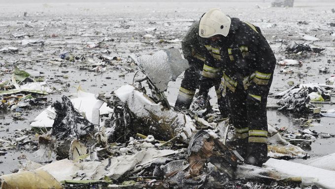 Prohledávání trosek letadla FlyDubai, které se zřítilo v Rostovu