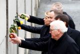 Hlavy států visegrádské čtyřky zasunuly během ceremoniálu do mezer zdi růže. Na snímku společně s německým prezidentem v popředí.