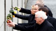 Hlavy států visegrádské čtyřky zasunuly během ceremoniálu do mezer zdi růže. Na snímku společně s německým prezidentem v popředí.