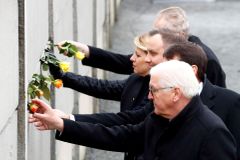 Sjednocení jde pomalu, připustila Merkelová. Oslavit pád Berlínské zdi přijel i Zeman