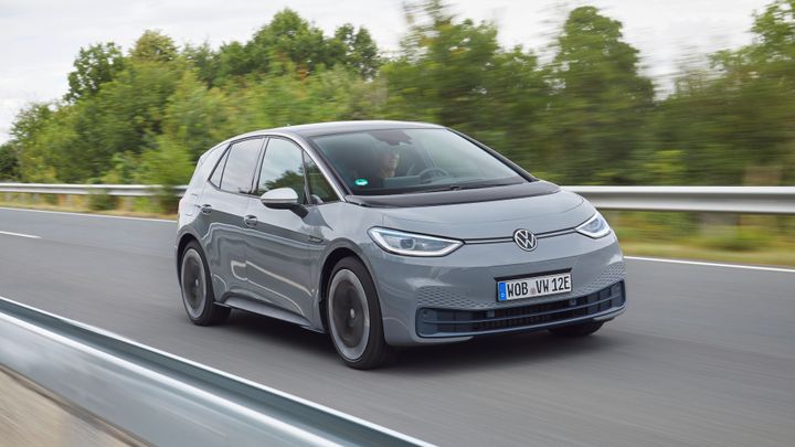 Koncern VW zaplatí pokutu, emise mu nevyšly o 0,5 gramu. Limit nesplnila ani Škoda
