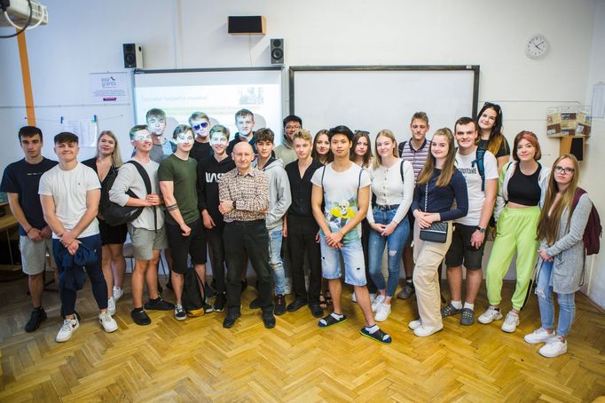 Dobrovolník Adam Blecha s žáky Obchodní akademie Příbram během Dne pro školu.