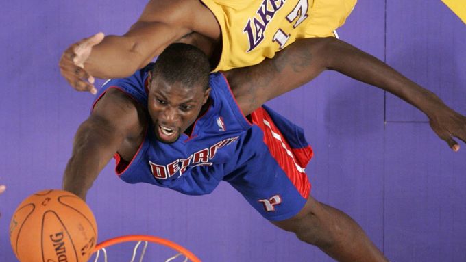 Andrew Bynum z LA Lakers (ve žlutém) marně atakuje detroitského Nazra Mohammeda.