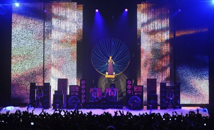 Kylie Minogue na pařížském koncertě, stejnou show předvedla i v Praze.