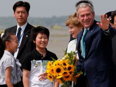 George Bush po příletu do Japonska