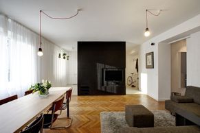 Panelákový byt na pražském sídlišti změnili k nepoznání. Místo obýváku je teď ložnice