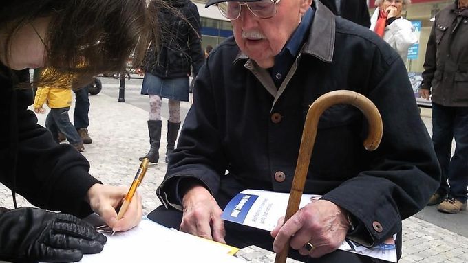 Občané podepisující petici pro jednoho z prezidentských kandidátů