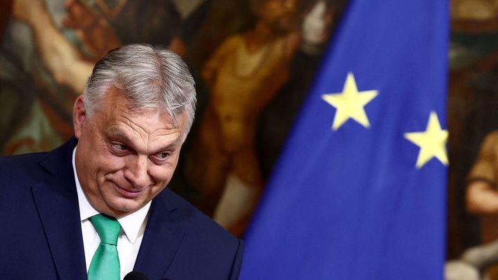 Tohle Orbánovi nevyšlo. EU se obávala jeho odporu, a tak na poslední chvíli jednala