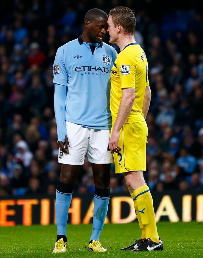 Při zápase nebylo nouze ani o slovní přestřelky. Yaya Touré si to takhle vyříkal s  Alexem Pearcem.