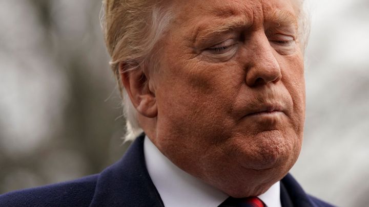 Oslabený Trump zažil fiasko: Boj o shutdown prohrál, potopit ho může zatčený důvěrník